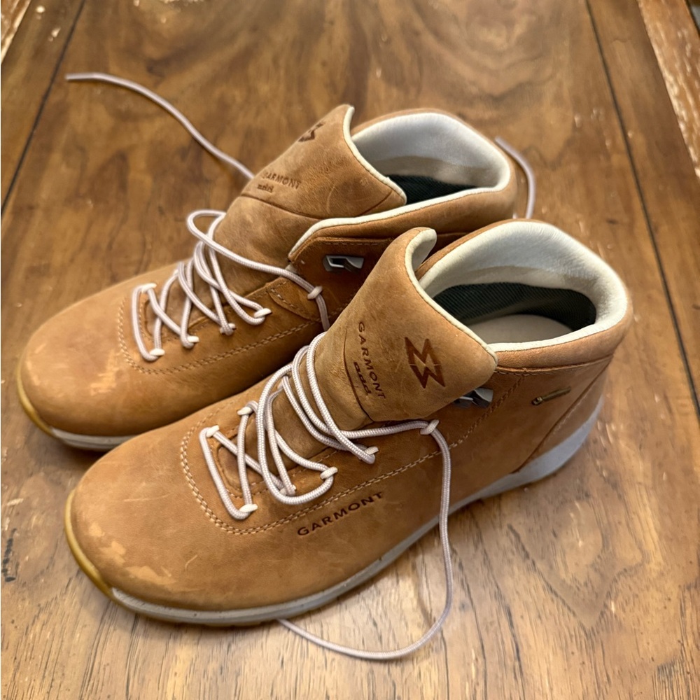 Women's Lace-Up Boots in Tan